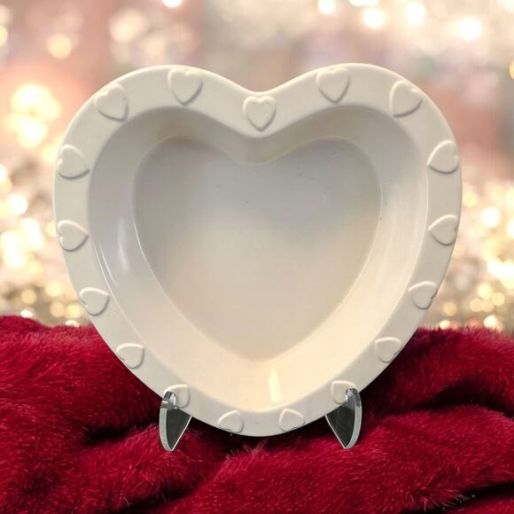 Chantal White Ceramic Deep Heart Baking Dish Designed in USA 1 Qt 93-HBHM220 - Picture 1 of 4